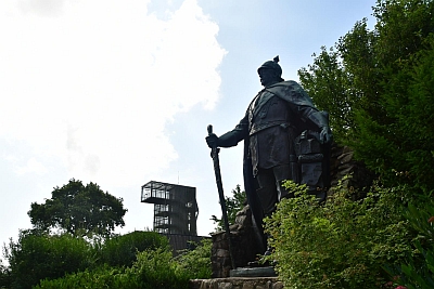 &Uuml;berdimensionales Bismarck-Denkmal auf dem Aschberg in den H&uuml;ttener Bergen